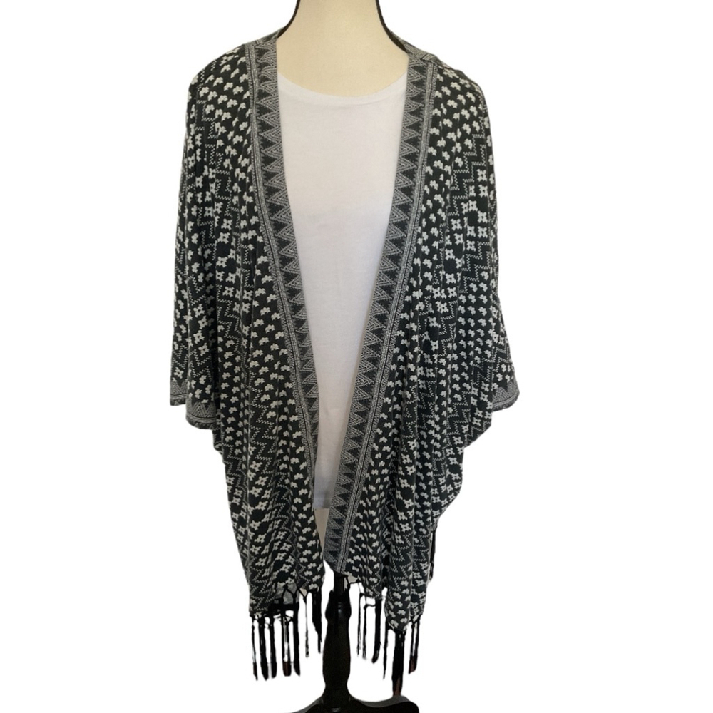 Avenue Black & White Geometric Print Kimono Cardigan with fringe hem Size 22/24 - Picture 5 of 11
